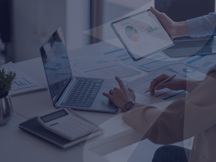 Investeringsrådgivere, der diskuterer aktuelle investeringer