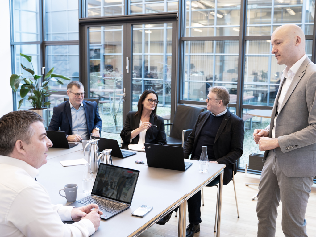 Supplier of investment management solutions having a meeting