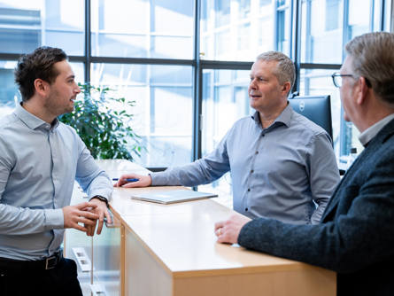 Konsulenter taler om implementering af en investment management løsning til en ny kunde