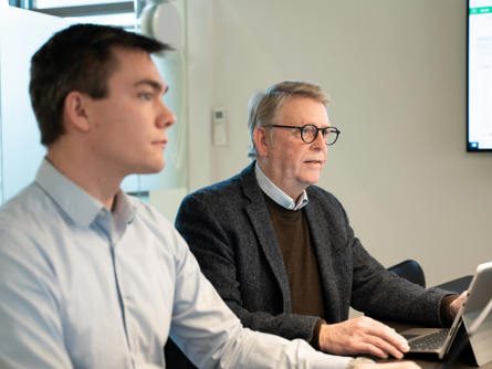 Et møde mellem leverandøren og kunden, der gennemgår hostingaftalen